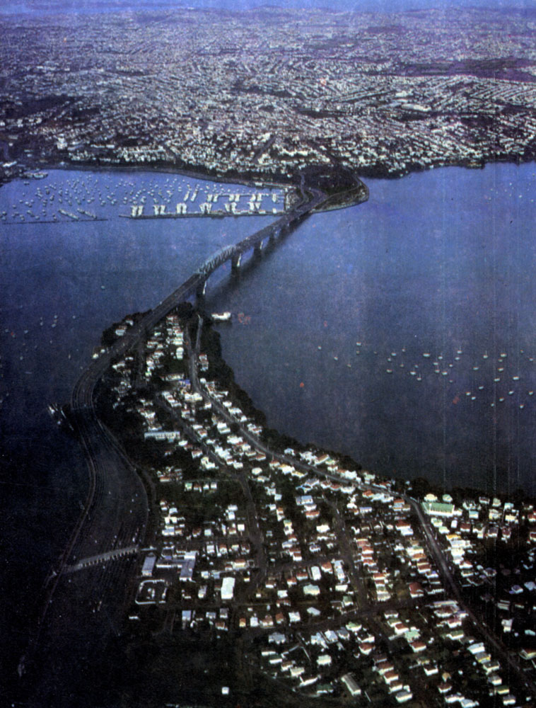 Мост над заливом Уаитемата в Окленде