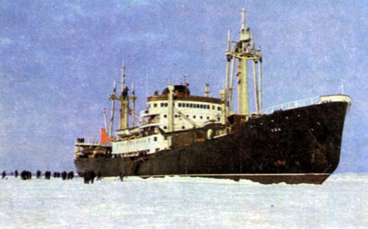 Ветеран советских антарктических экспедиций дизель-электроход 'Обь'