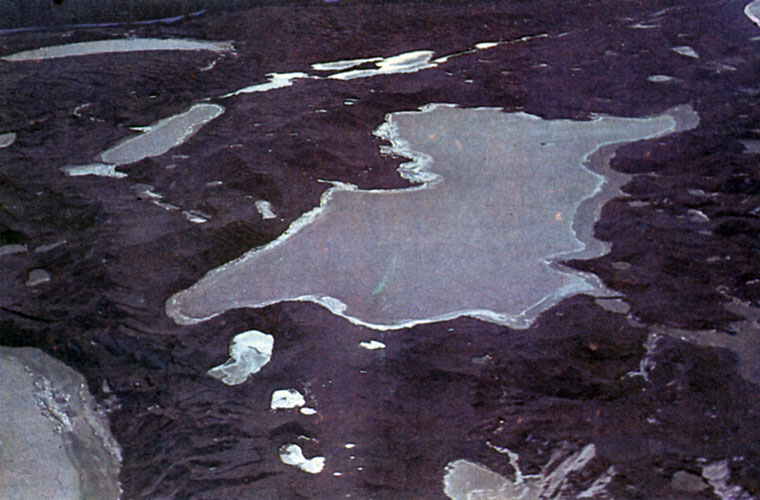 Так выглядит с самолета небольшой оазис на Земле Мак-Робертсона (в центре его - озеро)