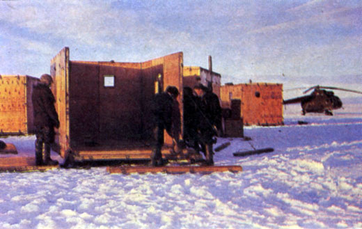 Такие сборные дома используются советскими исследователями во время летних полевых работ
