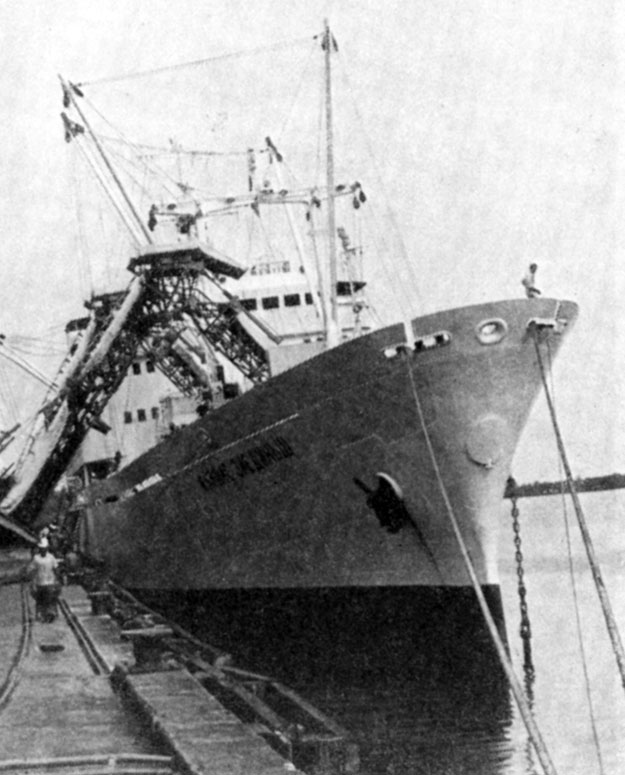 Советский корабль в одном из портов Южной Америки