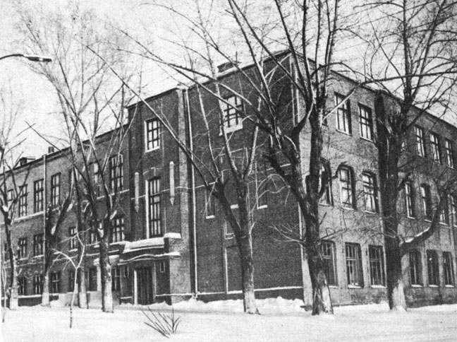 Школа № 19 в Октябрьском районе Новосибирска, здесь 27 октября (9 ноября) 1917 г. состоялось рабочее собрание, признавшее Советское правительство во главе с Лениным