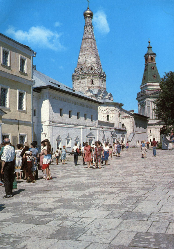 Больничные палаты с церковью Зосимы и Савватия (1635-1637), Каличья башня (1758-1771)