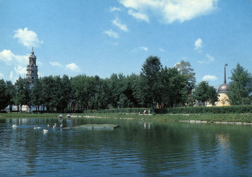 Белый пруд с видом на Уточью башню монастыря