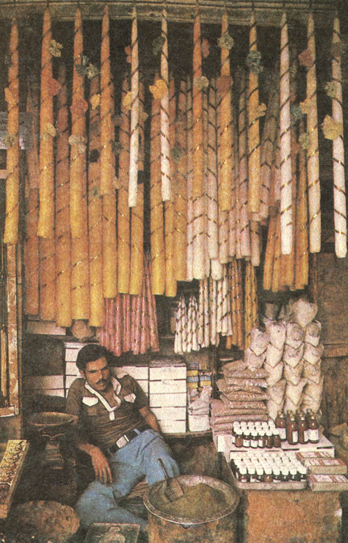 Продавец свечей на центральном рынке Багдада