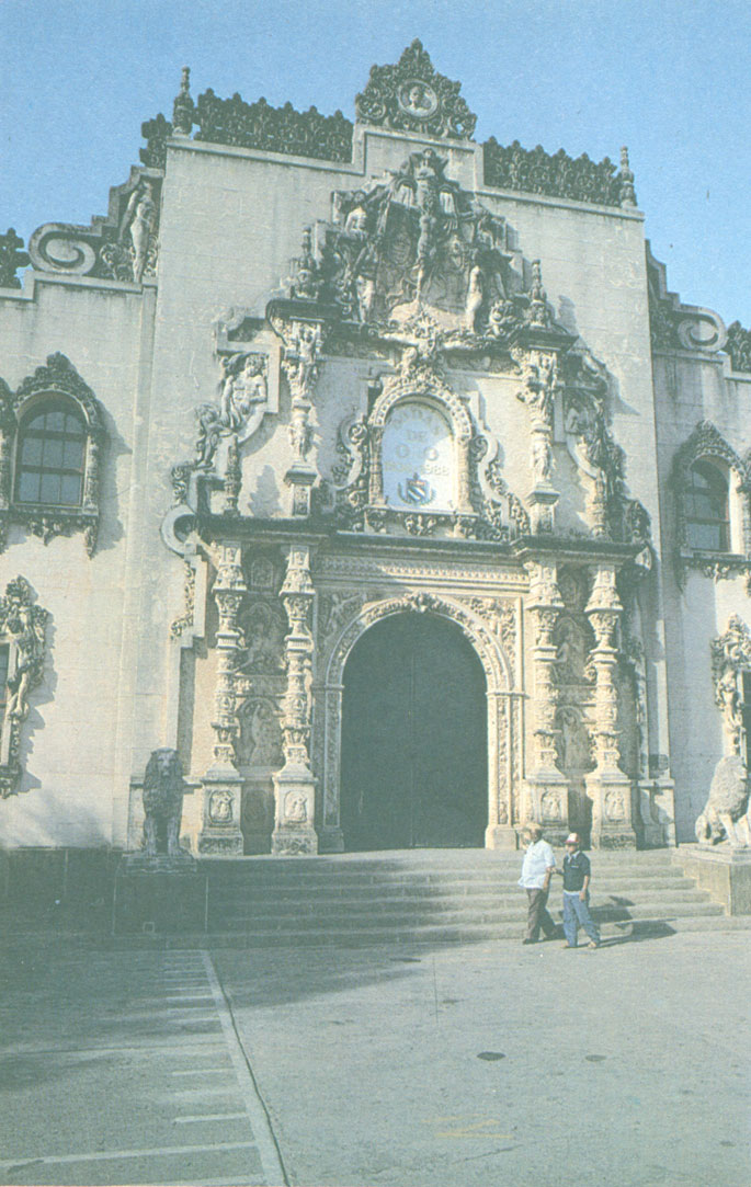 Резной портал, украшающий старинное здание колледжа