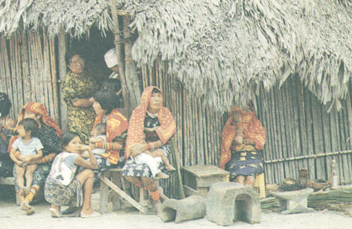Индейцы с острова Ниатупу у своего жилища