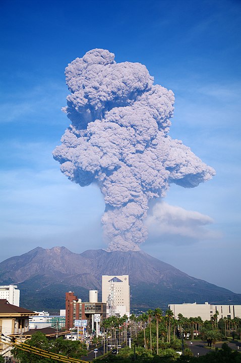 Один из самых опасных вулканов мира - Сакурадзима (Япония, 2009 год): https://en.wikipedia.org/wiki/Sakurajima#/media/File:Sakurajima_20091003.jpg