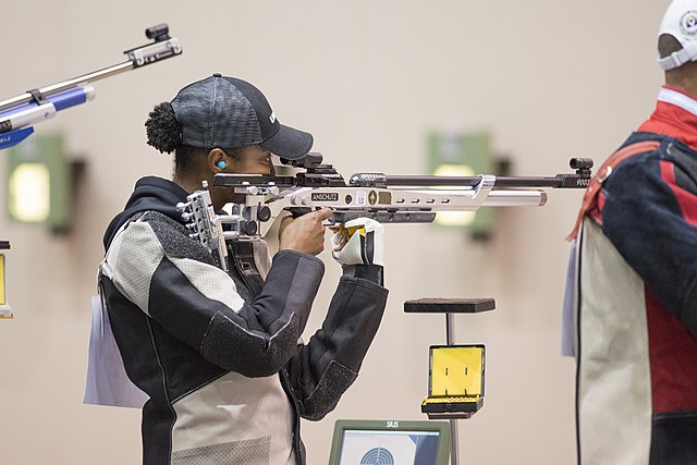 Спортсменка стреляет из пневматической винтовки: https://en.wikipedia.org/wiki/Bullseye_shooting#/media/File:1Rilfe_Finals16.jpg