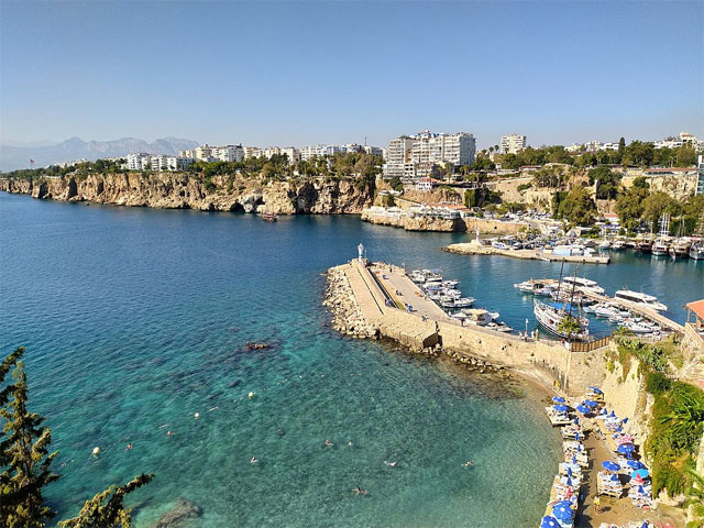 Вид на Анталью со стороны моря: https://ru.wikipedia.org/wiki/Анталья#/media/Файл:Antalya_bay_west.jpg