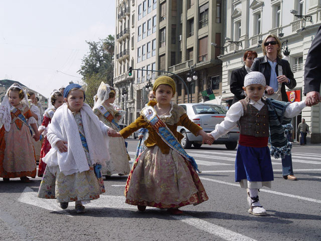      - https://upload.wikimedia.org/wikipedia/commons/e/e6/Children_parading_in_historical_Valencian_costumes.jpg