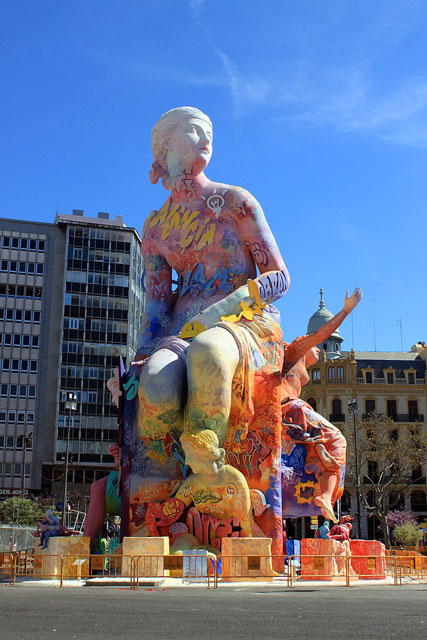      ,     - https://upload.wikimedia.org/wikipedia/commons/thumb/e/e6/Falla_del_Ayuntamiento_Valencia_2019_%283%29.jpg/800px-Falla_del_Ayuntamiento_Valencia_2019_%283%29.jpg