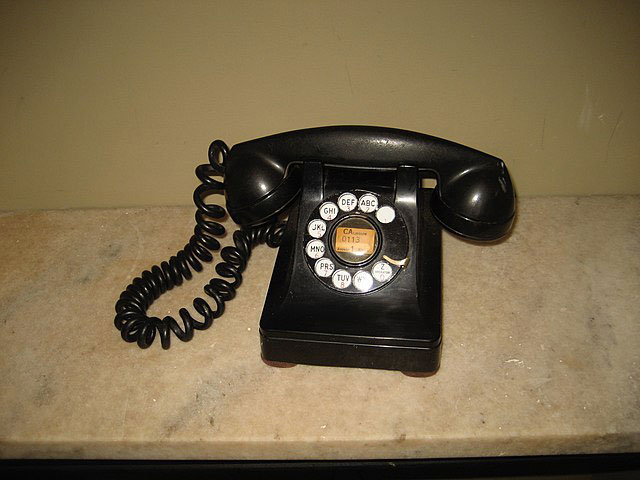       - https://upload.wikimedia.org/wikipedia/commons/a/a1/Rotary_Dial_Telephone_New_Orleans_July_2009.jpg