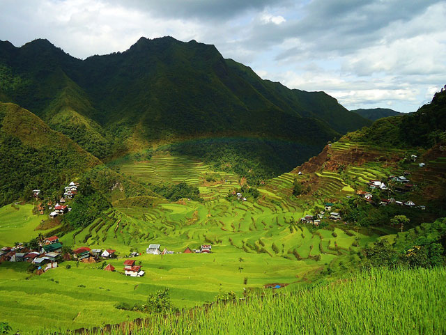     .        .         - https://upload.wikimedia.org/wikipedia/commons/thumb/7/7c/Batad_Rice_Terraces_after_the_rain.JPG/1280px-Batad_Rice_Terraces_after_the_rain.JPG