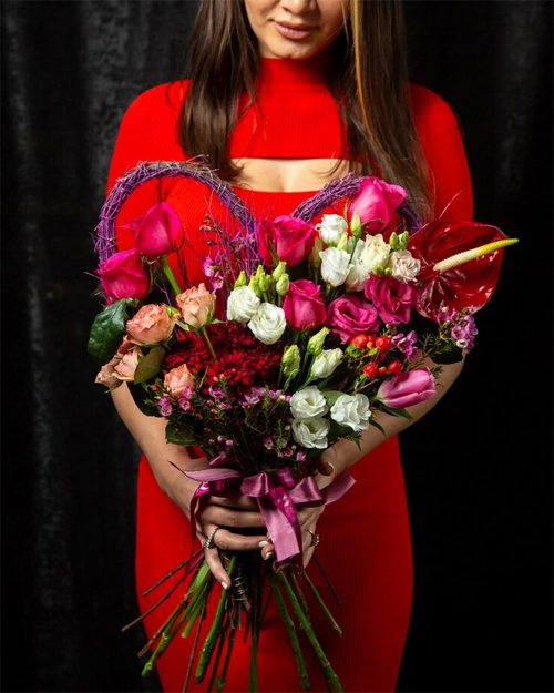 https://ru.freepik.com/free-photo/woman-holding-bouquet-anthurium-flower-dahliwhite-red-roses_8135604.htm#fromView=search&page=1&position=38&uuid=590e6769-26b4-4e00-bbf2-d62809e46464