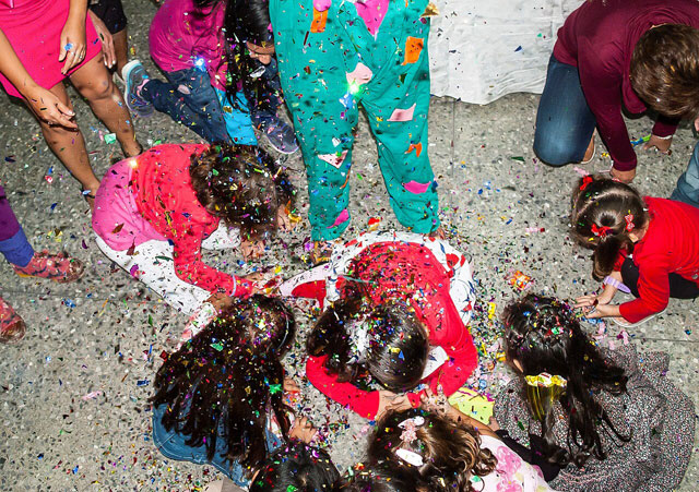   - https://upload.wikimedia.org/wikipedia/commons/thumb/d/df/Ninos_jugando_en_pinata.jpg/1024px-Ninos_jugando_en_pinata.jpg