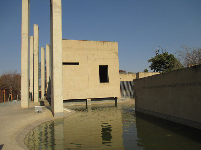   - https://upload.wikimedia.org/wikipedia/commons/thumb/8/8d/Apartheidmuseumpool.JPG/800px-Apartheidmuseumpool.JPG