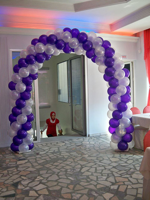     - https://upload.wikimedia.org/wikipedia/commons/thumb/9/97/Ayakl?_Tak_Balon_Susleme_Uygulama_Ornegi.jpg/800px-Ayakl?_Tak_Balon_Susleme_Uygulama_Ornegi.jpg