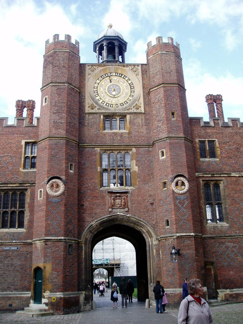   . -   - https://upload.wikimedia.org/wikipedia/commons/thumb/7/7b/Anne_Boleyn%27s_Gate_-_geograph.org.uk_-_2662565.jpg/500px-Anne_Boleyn%27s_Gate_-_geograph.org.uk_-_2662565.jpg