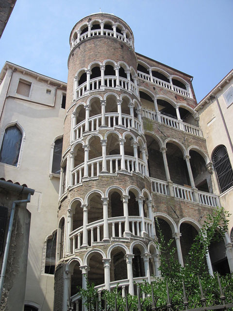  -- - https://upload.wikimedia.org/wikipedia/commons/thumb/9/94/Palazzo_Contarini_del_Bovolo_IMG_3768.JPG/960px-Palazzo_Contarini_del_Bovolo_IMG_3768.JPG