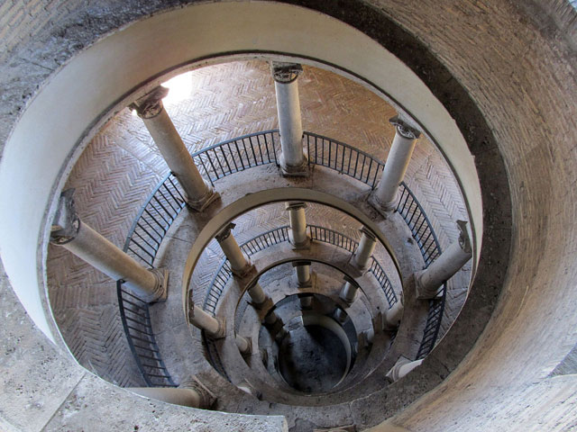     - https://upload.wikimedia.org/wikipedia/commons/thumb/c/ca/Bramante_Staircase_3_%2815614276112%29.jpg/1280px-Bramante_Staircase_3_%2815614276112%29.jpg