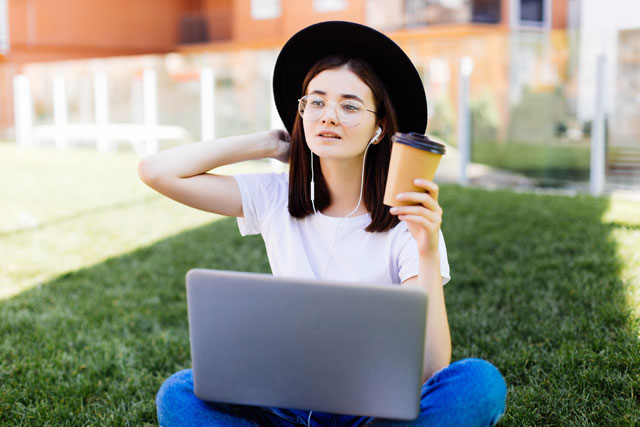       - https://ru.freepik.com/free-photo/beautiful-stylish-woman-sitting-green-grass-with-laptop-coffee-hand-lifestyle-concept_8472340.htm#fromView=search&page=1&position=26&uuid=f14c67ae-d135-4b39-95c3-8488cc9276b4&query=%D0%BF%D1%83%D1%82%D0%B5%D1%88%D0%B5%D1%81%D1%82%D0%B2%D0%B8%D0%B5+%D0%B8+%D0%BE%D0%BD%D0%BB%D0%B0%D0%B9%D0%BD+%D1%83%D1%87%D0%B5%D0%B1%D0%B0