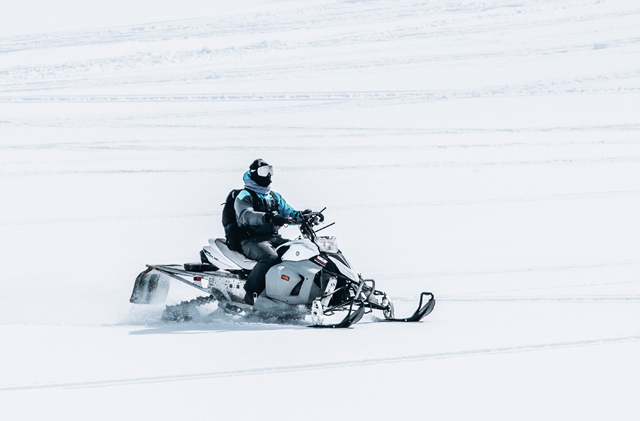 https://ru.freepik.com/free-photo/male-riding-snowmobile-large-snowy-field_7810636.htm#fromView=search&page=1&position=0&uuid=4318b8d2-fedb-4091-9cc7-072fd7410f30&query=%D1%81%D0%BD%D0%B5%D0%B3%D0%BE%D1%85%D0%BE%D0%B4