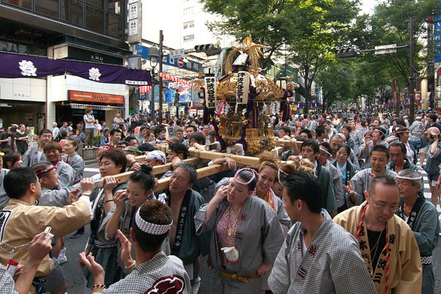 ������ - https://upload.wikimedia.org/wikipedia/commons/e/e8/Mikoshi-of-Konno-Hachiman-Shibuya-03.jpg