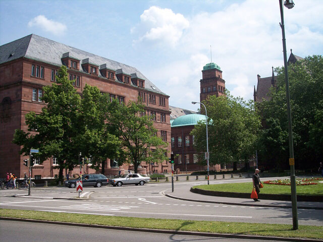 ������������ ����������� - https://upload.wikimedia.org/wikipedia/commons/thumb/c/cb/Universitat_Freiburg_Kollegiengebaude_I_%28Altbau%29.jpg/960px-Universitat_Freiburg_Kollegiengebaude_I_%28Altbau%29.jpg