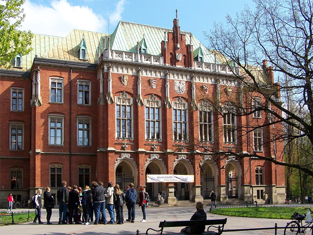 https://upload.wikimedia.org/wikipedia/commons/thumb/4/4f/Krakow_-_Collegium_Novum_01.JPG/1280px-Krakow_-_Collegium_Novum_01.JPG