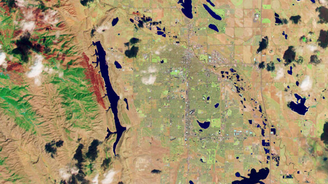 ���� �� ������ ����������� � Landsat-8. Fort Collins, ��������, ��� - https://upload.wikimedia.org/wikipedia/commons/thumb/2/29/LDCM_First_Image_-_OLI_Bands_3%2C_5%2C_7.tif/lossy-page1-1920px-LDCM_First_Image_-_OLI_Bands_3%2C_5%2C_7.tif.jpg