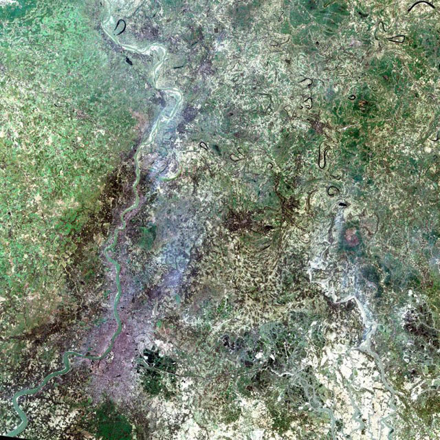����������� ���������� ��������� � �������������� ������ (simulated-color). ����� ��������� NASA LandSat 7 - https://upload.wikimedia.org/wikipedia/commons/3/3f/Large_Kolkata_Landsat.jpg